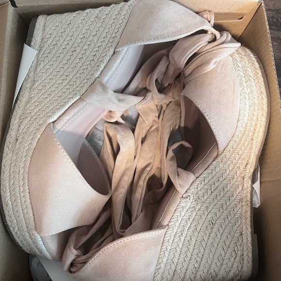 Woman’s Platform lace up wedge size 8 - Picture 3 of 5